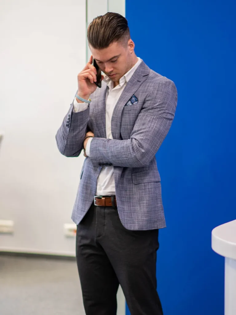 agent nieruchomości prowadzi konsulting przez telefon wskazując na warty uwagi wynajem nieruchomości