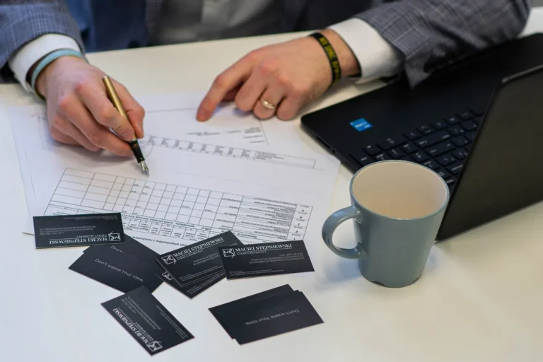 agent nieruchomości przygotowuje dokumenty