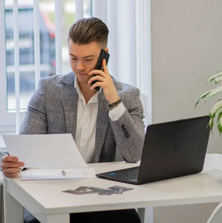agent nieruchomości rozmawia przez telefon i umawia wynajem nieruchomości