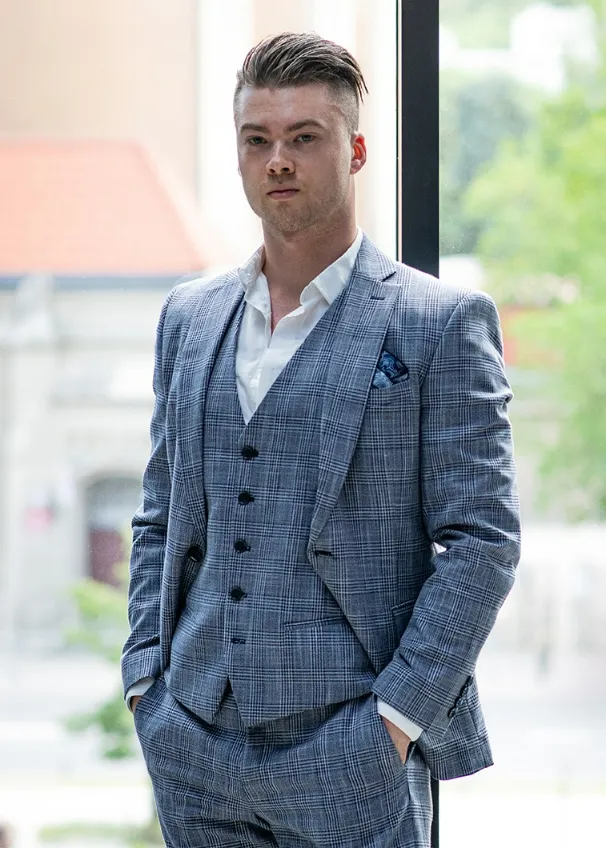 maciej stępniewski jako agent nieruchomości w garniturze