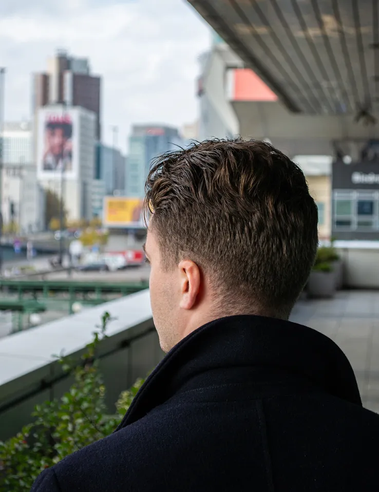 agent nieruchomości prowadzi klientów przez zakup nieruchomości